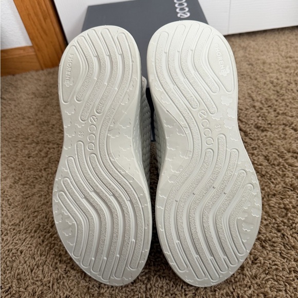 Ecco Women's Therap W Light Gray Textured Athletic Shoes - Picture 4 of 4